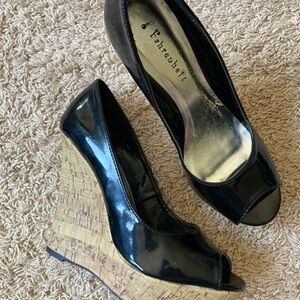 New Fahrenheit Black and Tan Platform Style Wedge Shoes